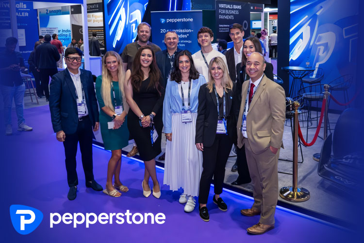 Pameran Aston Martin F1 Pepperstone Mencuri Perhatian di Dubai